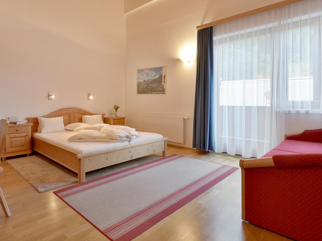 Ferienwohnungen Haus Der Mitte Mayrhofen Ruang foto