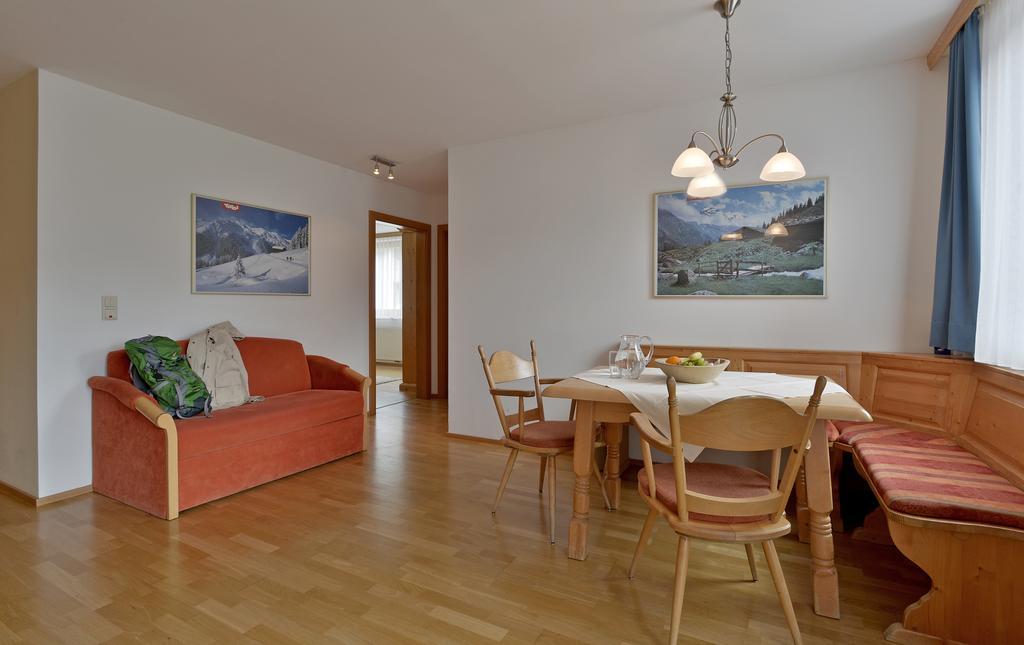 Ferienwohnungen Haus Der Mitte Mayrhofen Ruang foto