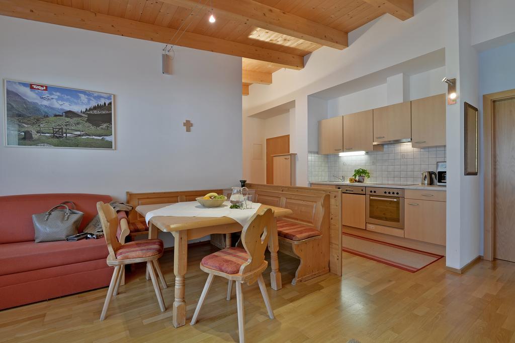 Ferienwohnungen Haus Der Mitte Mayrhofen Ruang foto